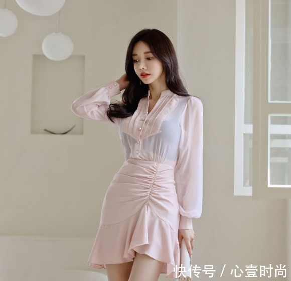 时尚|女神孙允珠时尚搭配：初恋春荷淡雅馨粉微透百褶裙