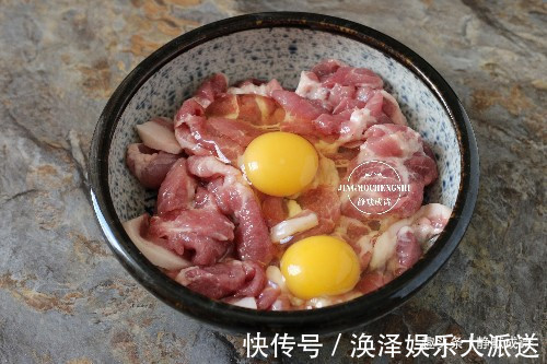 红薯淀粉|给猪肉换个做法,不要总炒焖炖了,用此做法,全家人都抢着吃