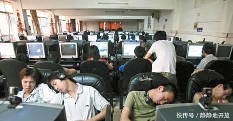 网吧|网吧老板为何不赶走“蹭睡”的人?并非好心,内行人道出“猫腻”