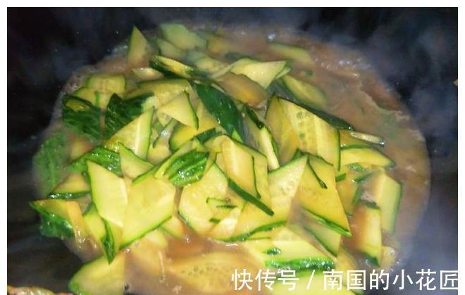 黄瓜炒鸡蛋|炒黄瓜时，记住“放3味”，黄瓜不硬，入味好吃又香嫩