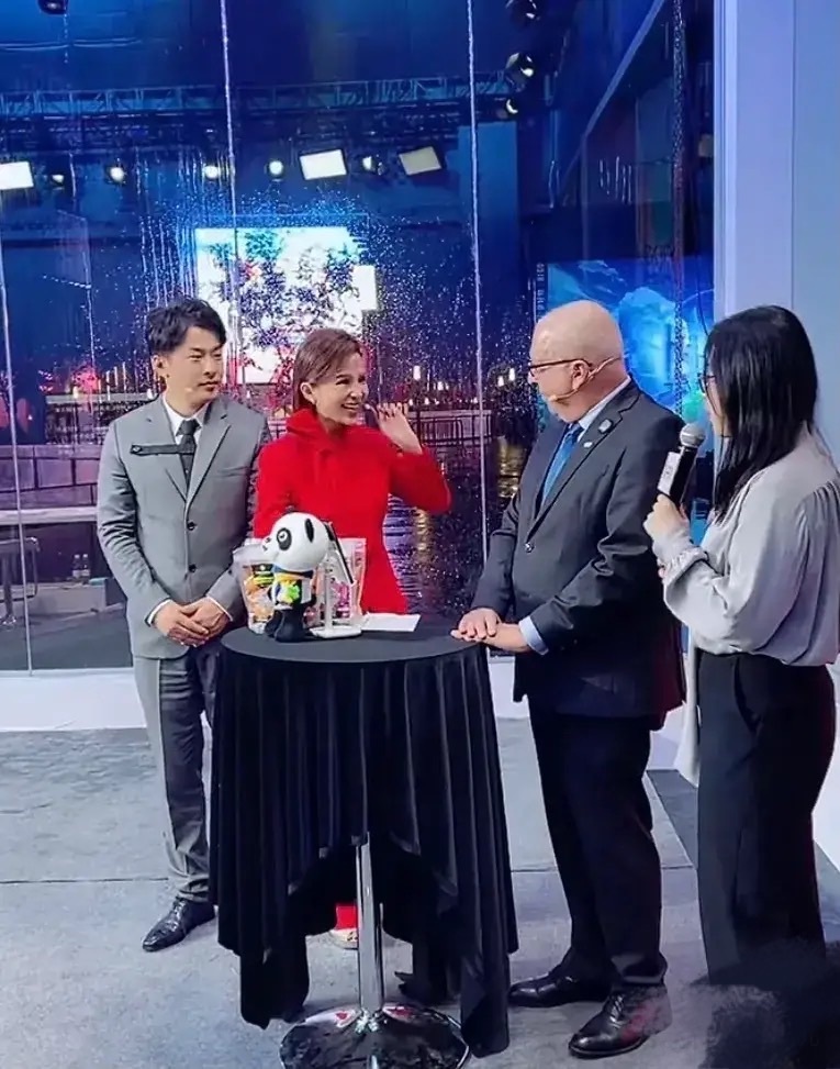 朱迅|没开美颜直播的朱迅,满脸皱纹皮肤松弛的特真实,是老阿姨!