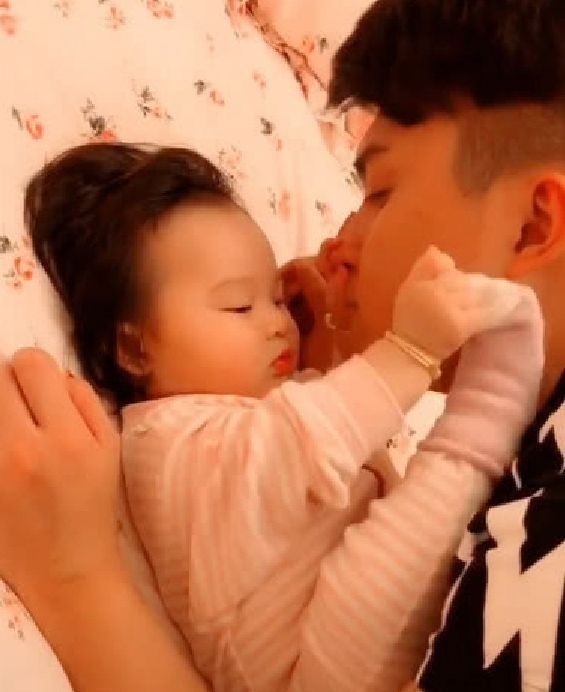 宠爱|“最深情奶爸”火了,满眼宠爱向宝宝索吻,却被女儿一脸嫌弃推开