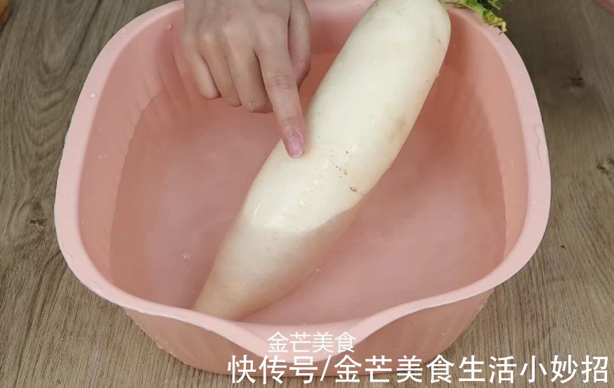 腌萝卜时,只用盐杀水就错了,跟我学会这招,萝卜香脆爽口不涩口