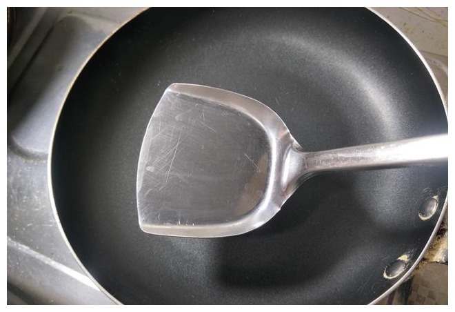 炒菜油老往外崩怎么办教你1个小技巧，再也不怕炒菜崩油了