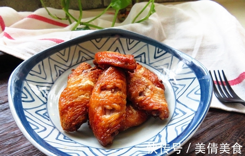肉质|鸡翅这样做不用一滴油,表皮酥香,肉质鲜嫩,女儿一口气吃8个!