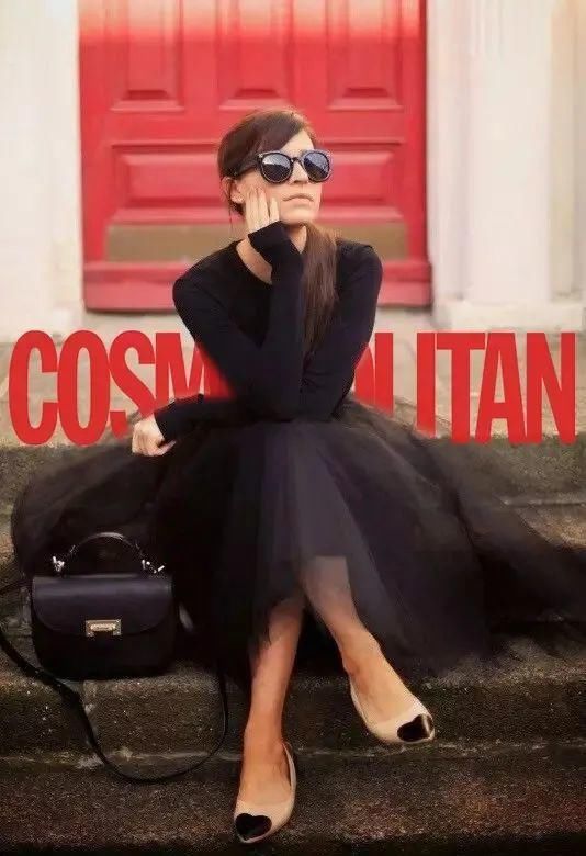 乍暖还寒的初春季节,黑毛衣怎么穿才不土?