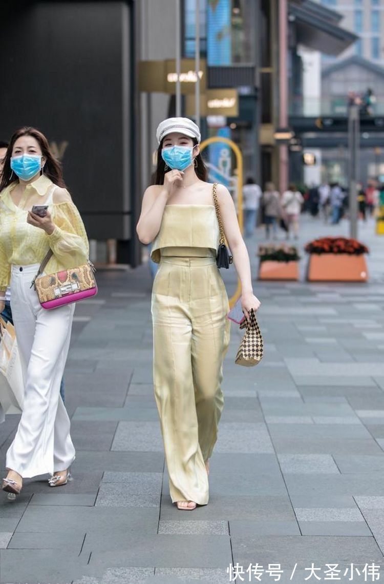 街拍 美女街拍:牛仔裤还加入了修身的剪裁,进而从都市街头中脱颖而出