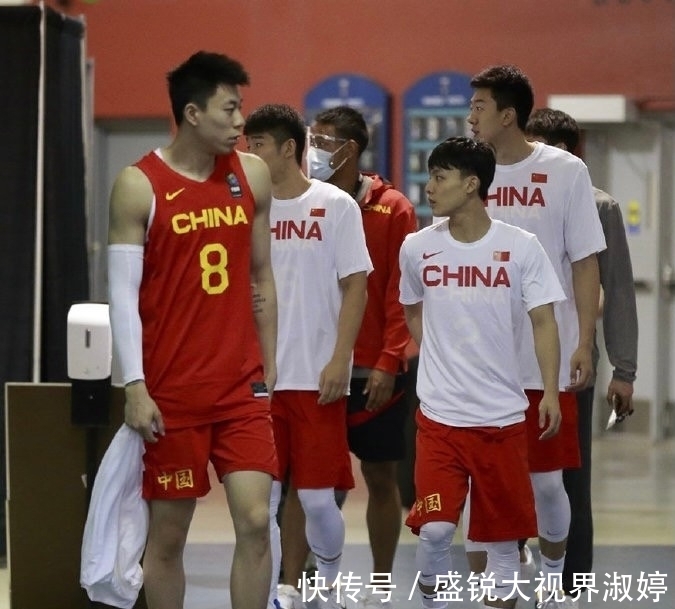 加拿大|半场落后13分！中国力拼加拿大，周琦补篮隔扣，胡明轩9分惊艳