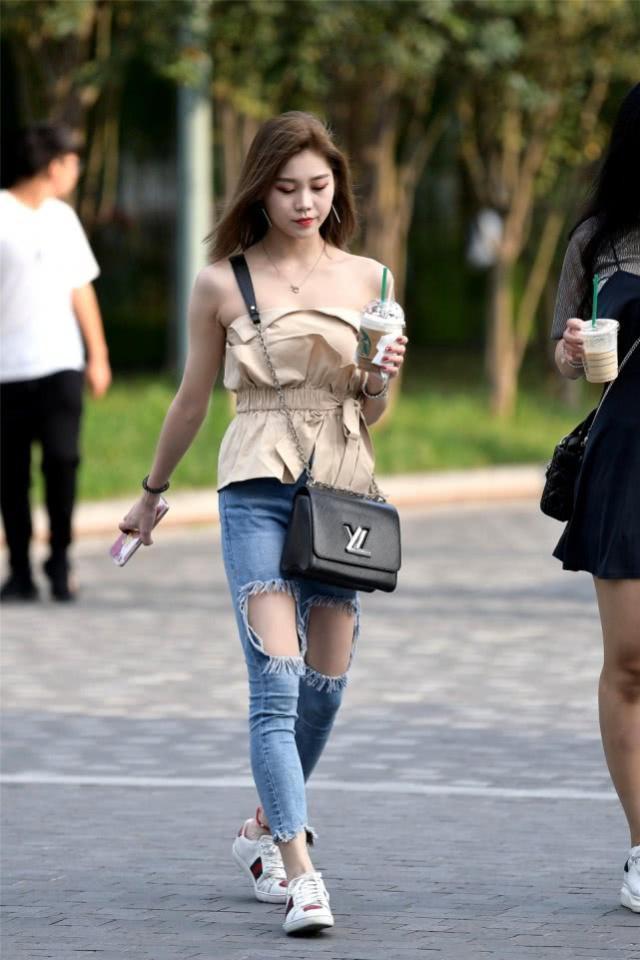 街拍:面带微笑气质大方的辣妈,黑色的牛仔裤搭配显瘦还优雅