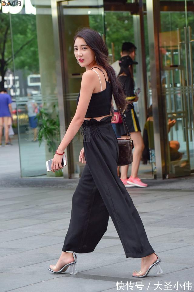 宽松裤|宽松裤舒适又好穿,合适的鞋子搭配更惊艳,简单穿出女神范