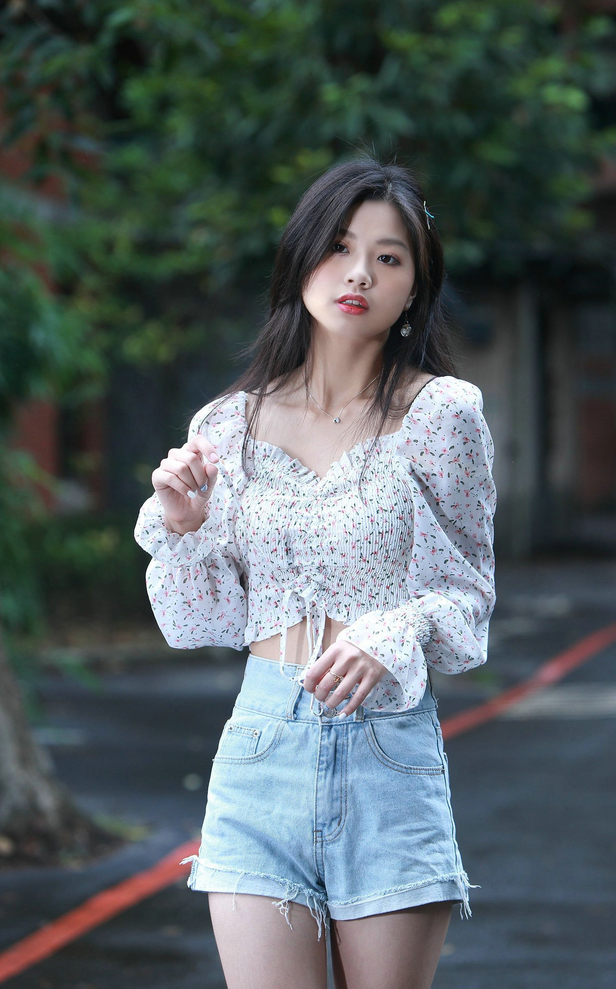 搭配|健美裤配白色无袖衫，显身材有气质，穿出了年轻人简约休闲风