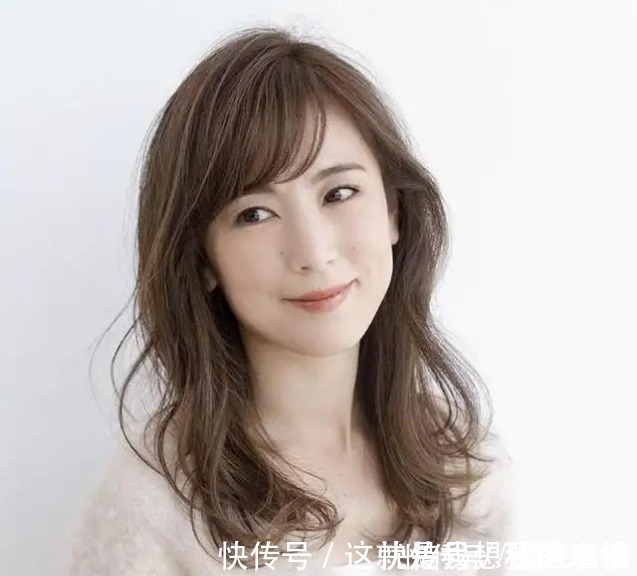 烫发 55岁左右的女人，还在留长直发吗，建议烫这几种发型，优雅好看