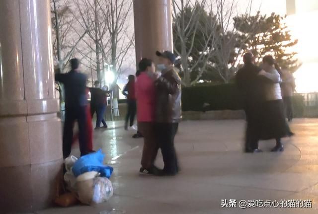  中老年人|中老年人跳慢四步舞，有多少爱可以重来？