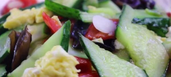 鸡蛋|一根黄瓜,三个鸡蛋,教你一个百吃不厌的做法,比大鱼大肉都好吃