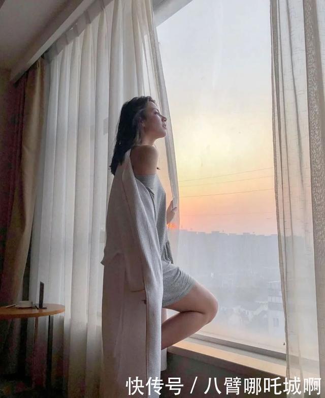 可盐可甜|可盐可甜的早秋搭配,针织衫让你全年美cry!