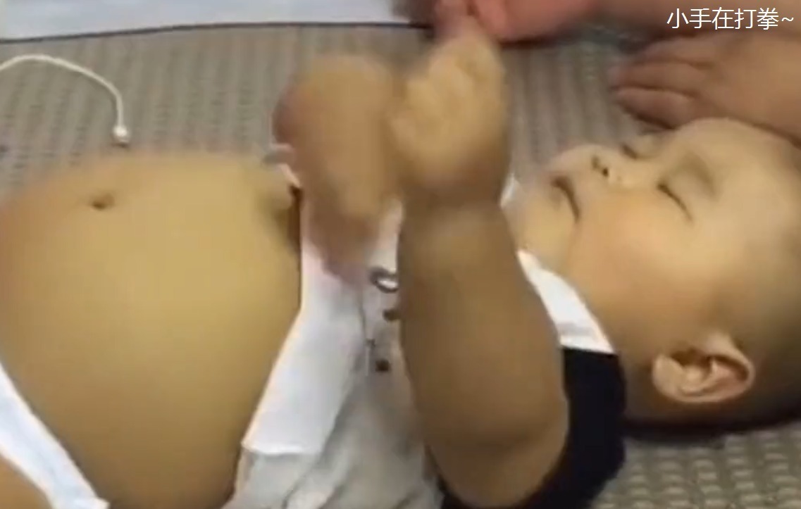 宝爸|宝宝熟睡后四个表现,暗示大脑发育优秀,孩子将来“学霸”接班人