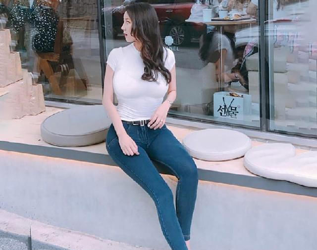 身材|牛仔裤穿出极品身材,气质女神迷人身姿,大长腿让人眼前一亮