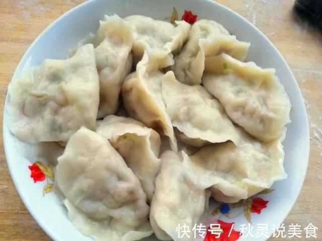 包白菜饺子，我家从来不“挤水”，这招拌菜，白菜不出水、不破皮