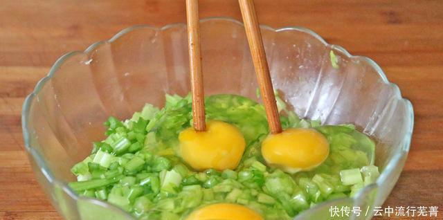 芹菜里加3个鸡蛋，筷子一搅，营养又解馋，我家孩子天天点名要吃