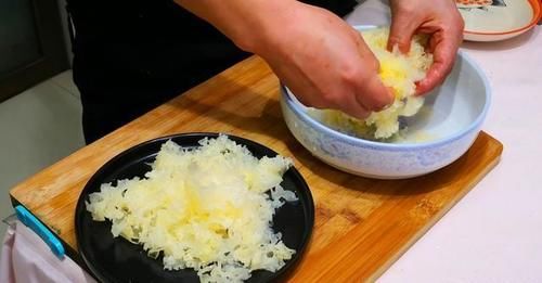 煮银耳时，直接下锅煮就废了，这样煮，银耳出胶多，好喝不上火