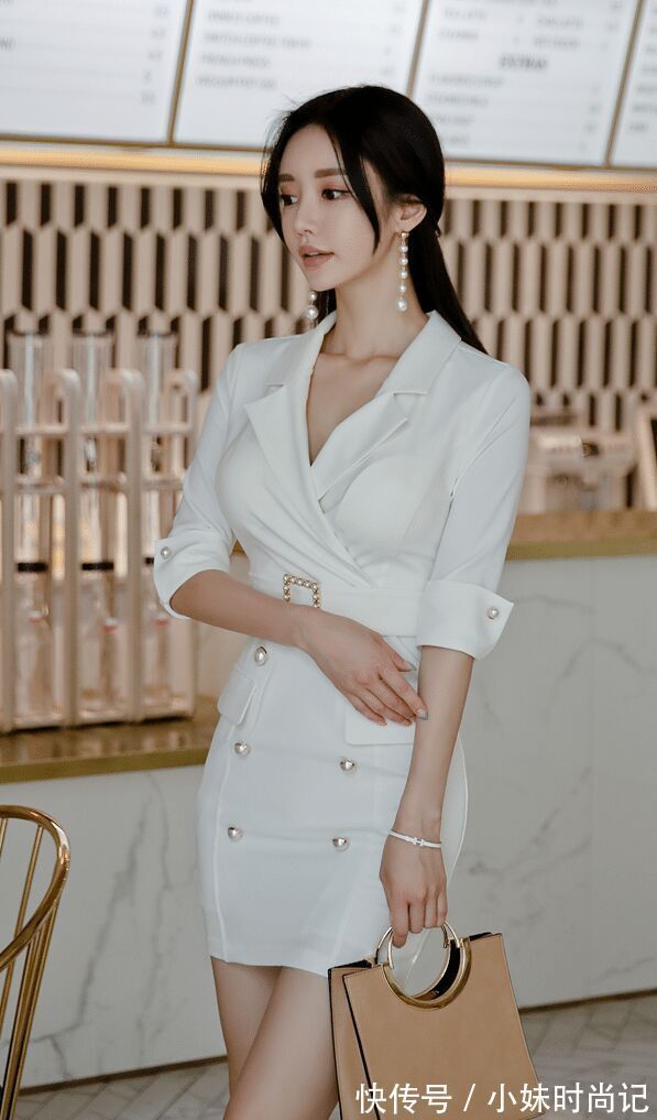 职业装|白色西装裙搭配白色尖头高跟鞋,复古的珍珠大气简约,看了就心动