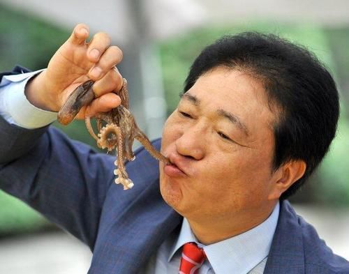 韩国人怎么吃得下这玩意？听说还是高级料理，网友：看得头皮发麻