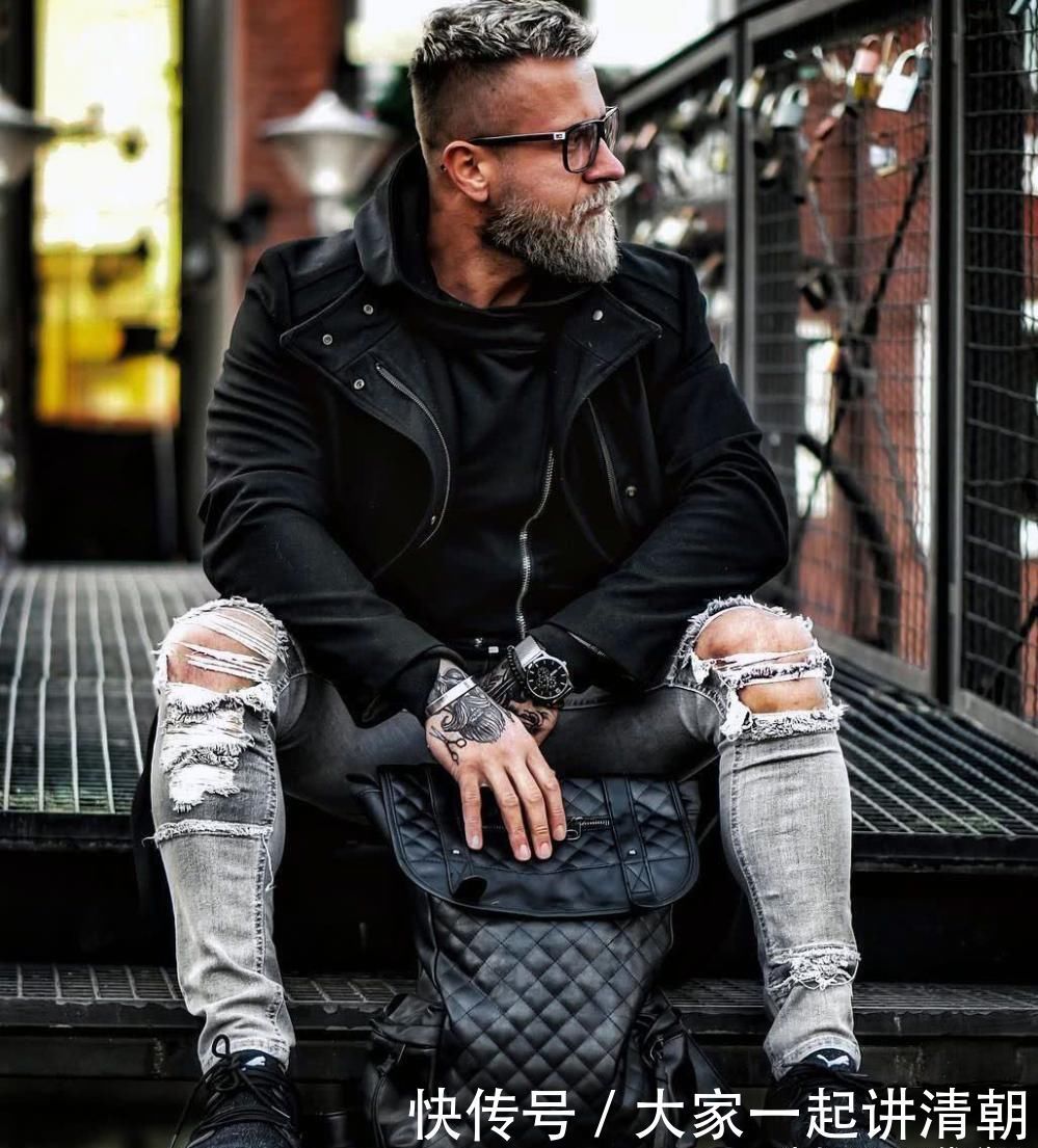 发色|42岁男子喜欢健身, 练就一身肌肉, 因一头白发被误以为60多岁!