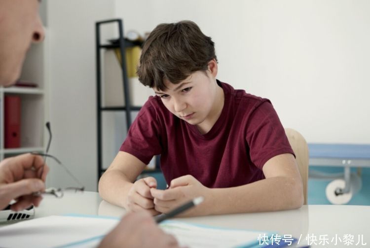 孩子|儿子一上学就喊肚子疼,父母责怪孩子骗人,知道真相后父母很自责