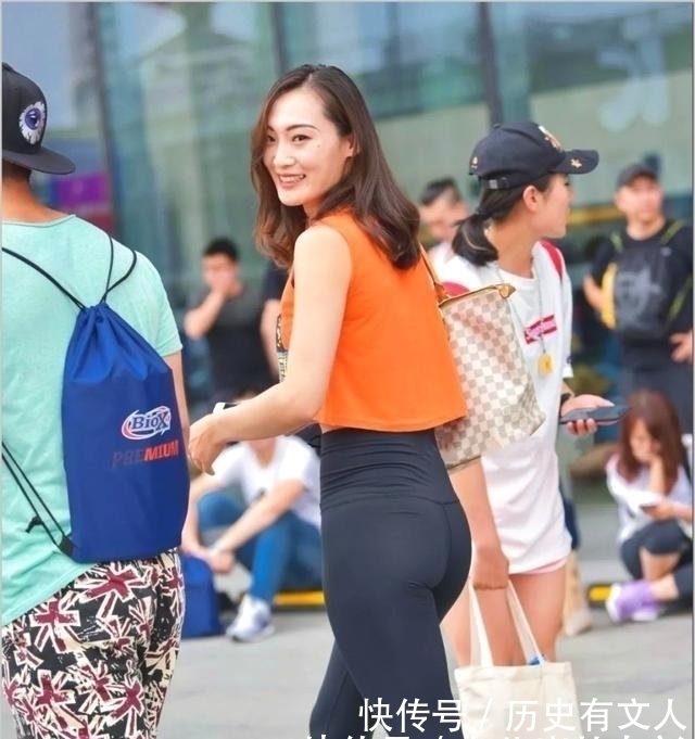 街拍橙色背心搭配紧身运动裤,人群中很显眼