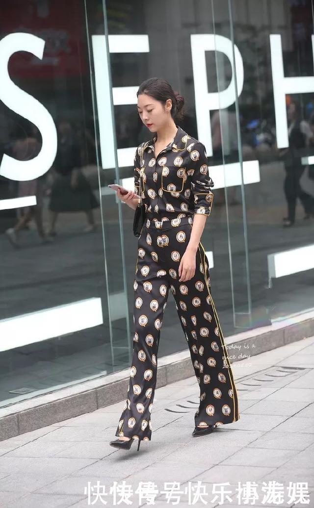 街拍红色紧身裙美女搭配着一双米白色的尖头高跟鞋,清新淡雅又时尚