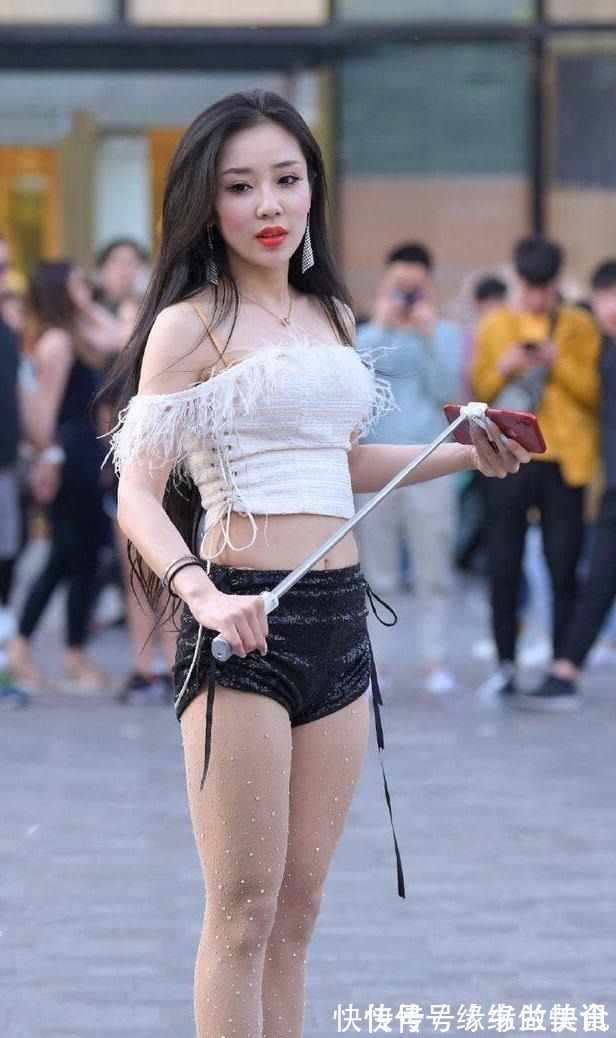 一字肩 白色一字肩上衣搭配超短裤,妩媚又迷人,轻松变身街头美少女!