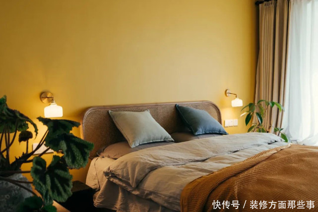 藏书|96平现代风三居室,沙发墙居然是一排书柜,没事看您书太惬意了