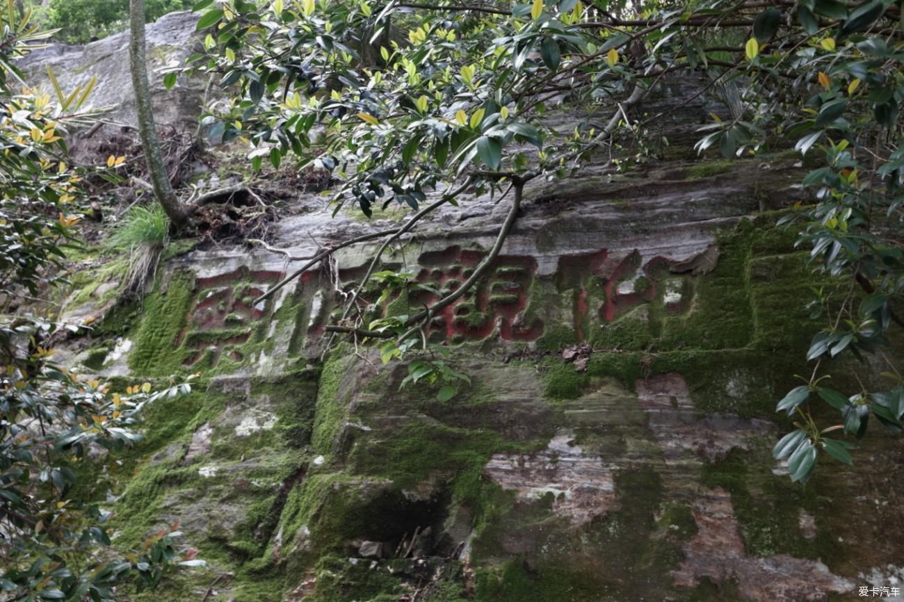 山清水秀好风光，在虚无缥缈间的庐山。