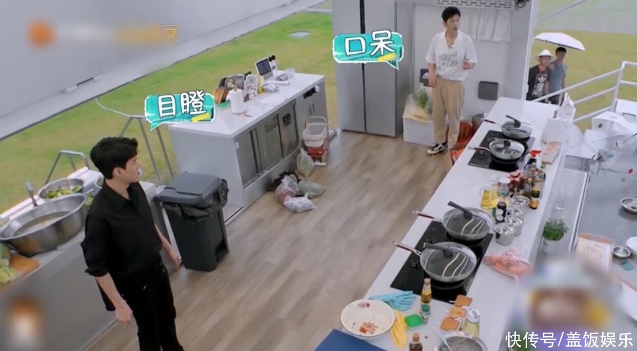 苏有朋|太危险！《中餐厅》多位艺人摔倒，棚顶突然坍塌，安全问题引争议