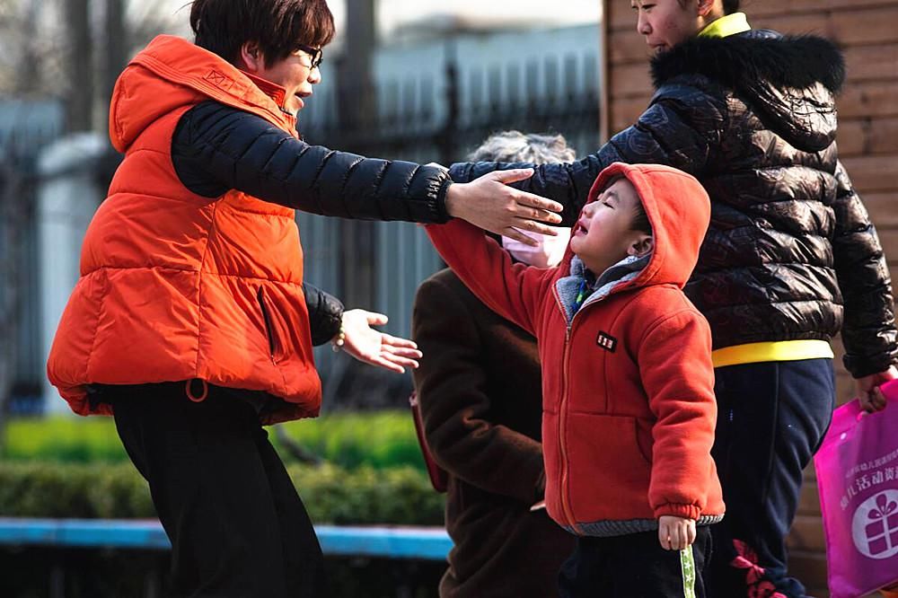 孩子|重金请大师给娃改名，没想到幼儿园播个卡通片，竟惹哭了孩子