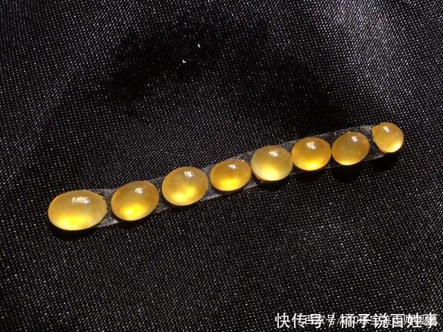 这个季节的色彩用首饰来表达，将珠宝佩戴在身，彰显浓浓的中国风