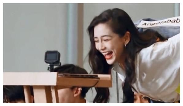 157cm的邓紫棋才是“尺子”，跟168cm的baby站在一起，谁撒谎了？