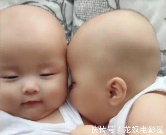 妈妈|双胞胎弟弟抱着哥哥肩膀乱啃,哥哥接下来的动作,让妈妈笑翻天