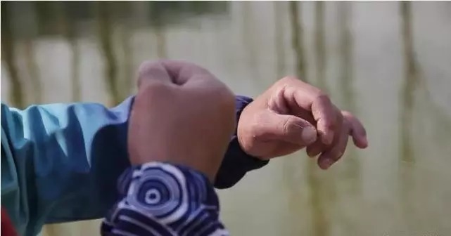 冬天钓鱼,打了窝来了鱼但从不咬钩如何破解?只需3招,连杆不停