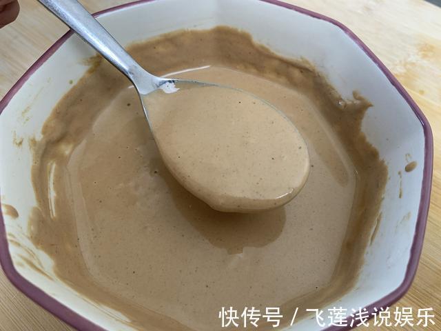 吃火锅|调芝麻酱到底用水还是用油？大厨教你正确做法，口感细腻味道香
