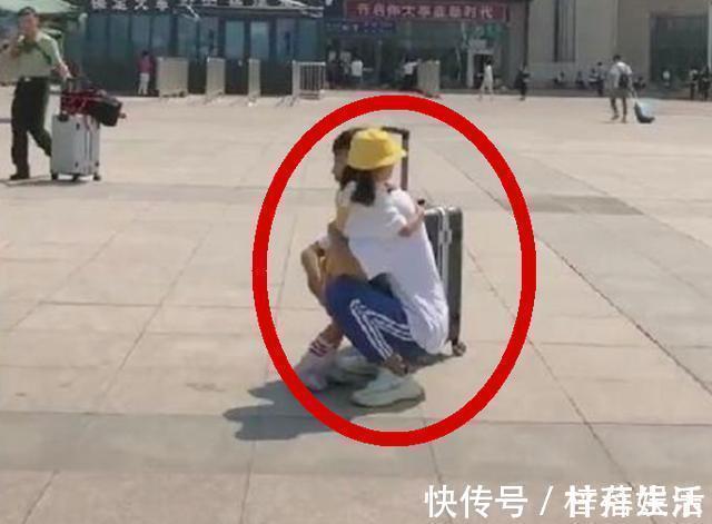 70后|相差15岁的妹妹送哥哥去上学,看到画面路人直呼暖心