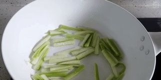 绿豆|小暑过后该吃它了!维C含量是绿豆的3倍,10秒做出一盘减脂菜