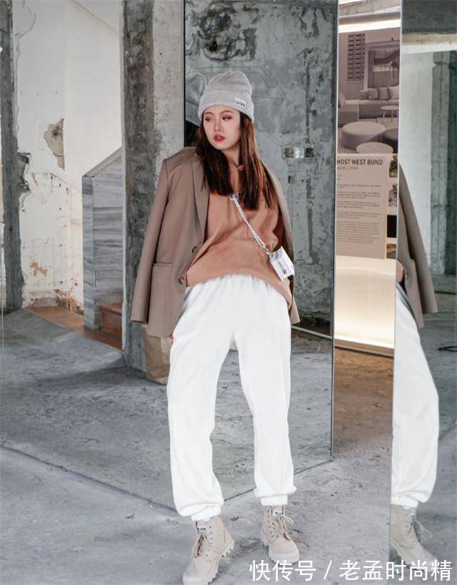 卫衣|讲真,卫衣下面不要老配牛仔裤,今年流行这样穿,时髦显瘦又显高