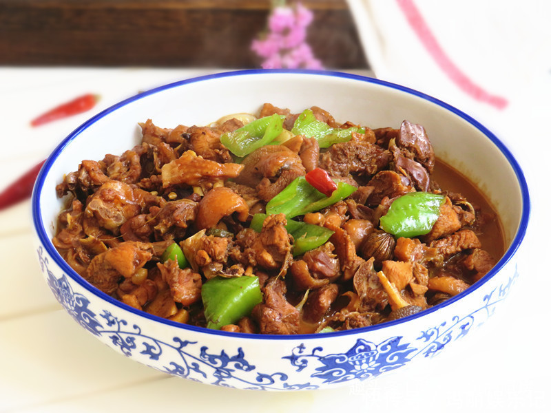 炖鸡|回农村老家,公公用柴火炖鸡,味道确实很香,一大盆没够吃!