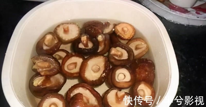 香菇虾仁|香菇总是洗不净,一招轻松搞定,可惜,很多人不知道