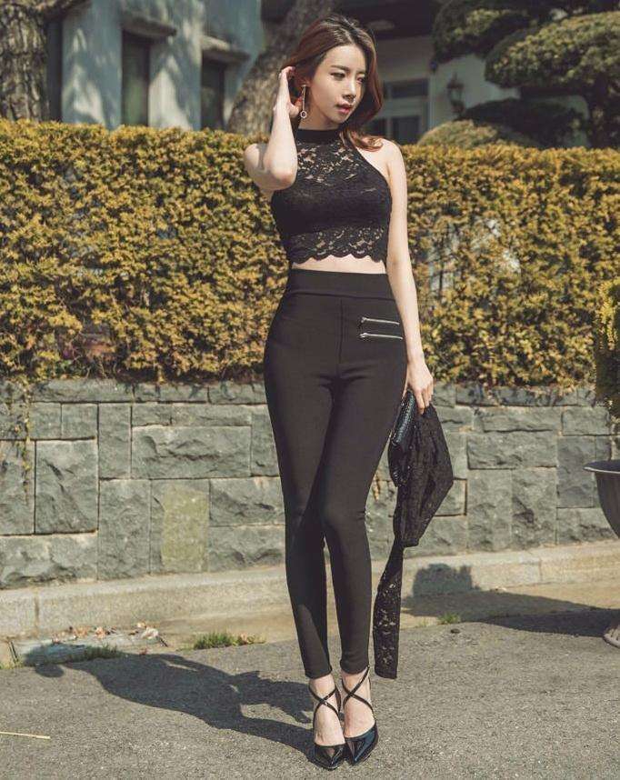 紧身裤|长发披肩的小美女,镂空上衣配紧身裤,女神气质与众不同