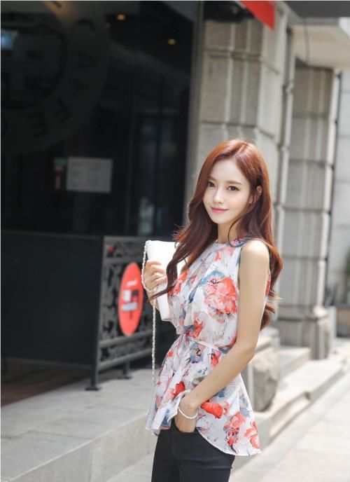 清新脱俗 孙允珠:水墨花朵淑女束腰上衣修身显瘦牛仔裤