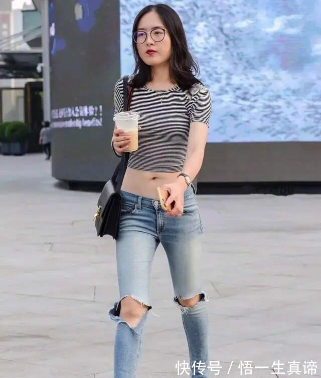 美女 想要个性还是选择“破洞裤”，时尚修身，轻松穿上有高级感！