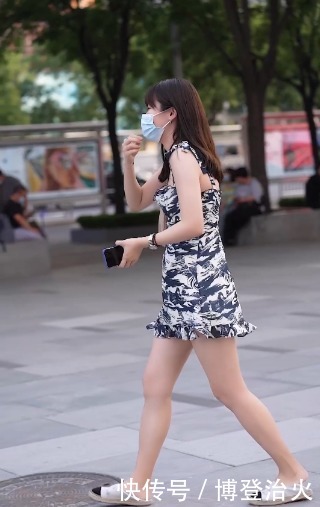 街拍:水墨风的吊带连衣裙,展示满满中国风,凸显小姐姐绝佳气质