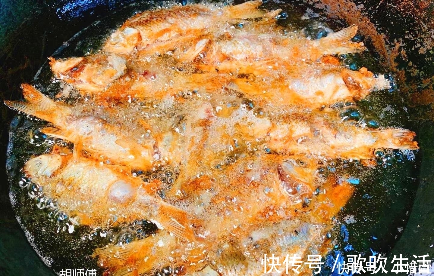 面粉|炸鲫鱼时,用面粉还是淀粉?大厨教您一招,鲫鱼外酥里嫩,真香